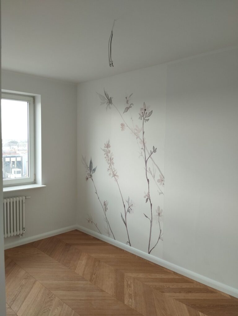 Pokój z ozdobnym malunkiem roślinnym na ścianie i podłogą w jodełkę, realizacja Remoart